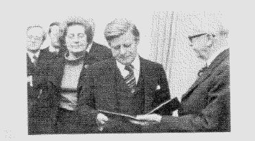 Abbildung zur Aufgabe 70. Der deutsche Bundespräsident Gustav Heinemann gibt Helmut Schmidt 1974 die Ernennungsurkunde zum deutschen Bundeskanzler. Was gehört zu den Aufgaben der deutschen Bundespräsidentin/des deutschen Bundespräsidenten?